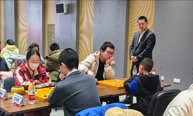 常昊觀戰(zhàn)年輕棋手們比賽。人民網(wǎng)記者 李乃妍攝