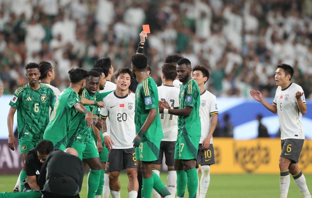 3月20日，主裁判向中國(guó)隊(duì)球員林良銘出示紅牌。新華社記者 王東震 攝