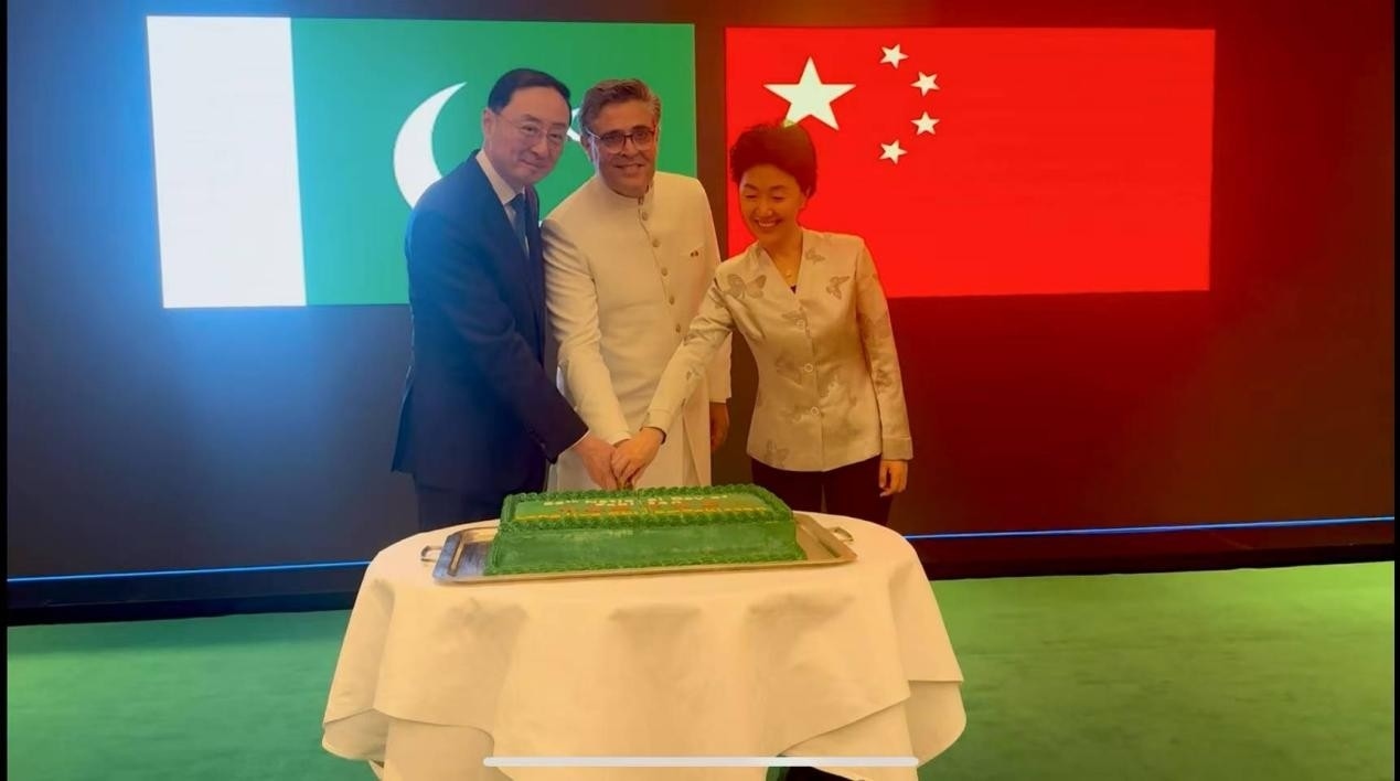 外交部副部長孫衛(wèi)東（左）、巴基斯坦駐華大使卡里爾·哈什米（中）、中聯(lián)部副部長孫海燕（右）共切蛋糕。巴基斯坦駐華大使館供圖