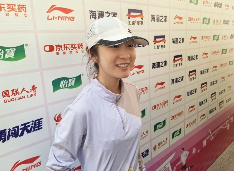 徐冰潔賽后接受采訪。 人民網(wǎng)記者 楊磊攝