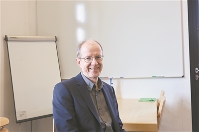 德國物理學(xué)會(huì)主席、雷根斯堡大學(xué)凝聚態(tài)物理學(xué)家克勞斯·里希特教授。駐德國記者 李山攝