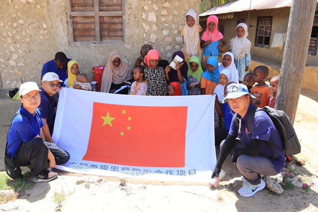 專(zhuān)家組與當(dāng)?shù)卮迕窈嫌?。?zhuān)家組供圖