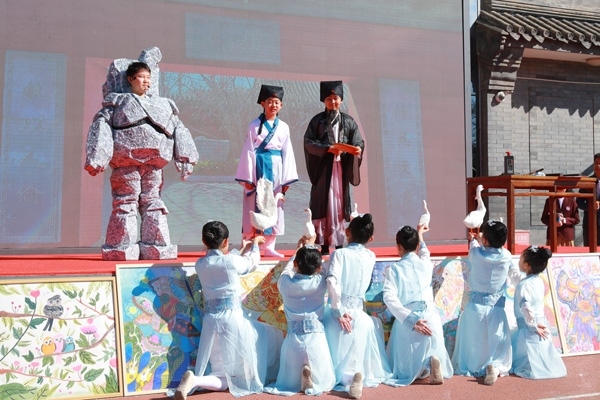 展覽開幕式上，府學(xué)學(xué)子上演情景劇《鵝池》。府學(xué)胡同小學(xué)供圖