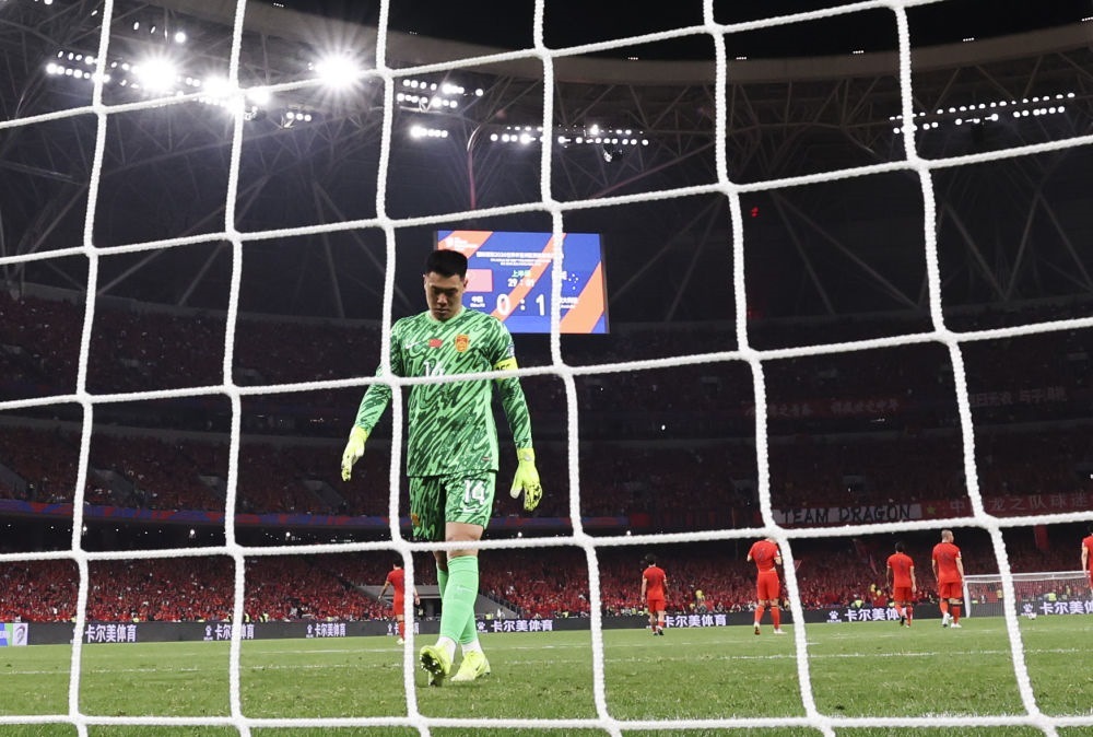 3月25日，中國(guó)隊(duì)守門(mén)員王大雷在球隊(duì)丟球后。新華社記者 曹燦 攝