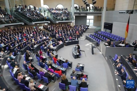 3月25日，在德國(guó)柏林，新一屆德國(guó)聯(lián)邦議院成立并召開(kāi)首次全體會(huì)議。新華社記者 杜哲宇 攝