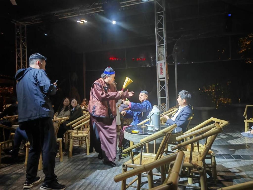 3月24日，《鶴鳴傳奇》在四川省成都市人民公園鶴鳴茶社演出。新華社記者 張海磊 攝