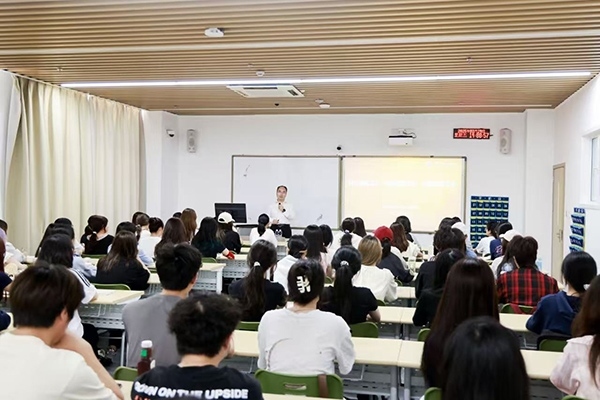 深圳職業(yè)技術(shù)大學(xué)黨委副書(shū)記、校長(zhǎng)許建領(lǐng)為學(xué)生授課。學(xué)校供圖