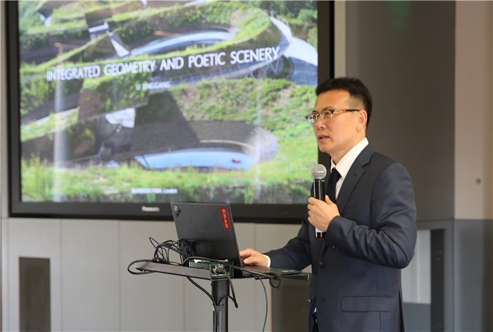 李興鋼院士做題為《勝景幾何》的主旨報告?；顒又鬓k方供圖