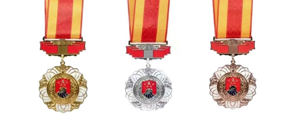 圖為戍守邊疆金質(zhì)、銀質(zhì)、銅質(zhì)紀(jì)念章。（國(guó)家移民管理局供圖）