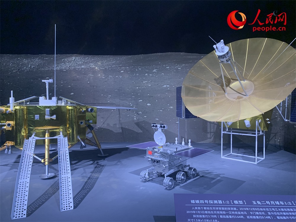 “九天攬?jiān)隆袊皆鹿こ?0年”展廳現(xiàn)場。人民網(wǎng)記者 韋衍行攝