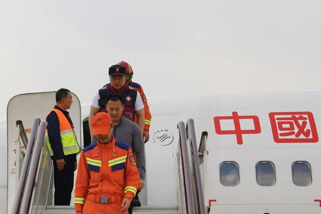 4月6日，在云南省昆明長水機(jī)場，中國云南救援醫(yī)療隊(duì)抵達(dá)昆明。新華社記者 高詠薇 攝