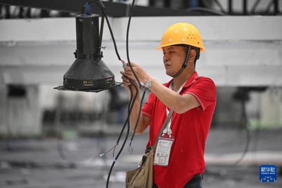 4月4日，工作人員在海南國際會展中心內(nèi)布設(shè)燈光。