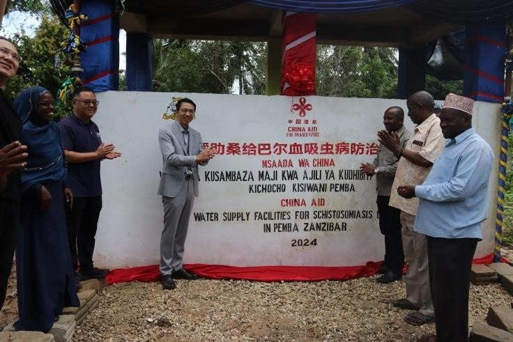 中國(guó)援助桑給巴爾血吸蟲(chóng)病防治技術(shù)項(xiàng)目安全供水工程揭牌儀式日前在當(dāng)?shù)嘏e行。 施亮攝