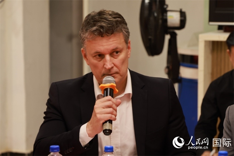 巴西中國(guó)友好協(xié)會(huì)主席恩里克·達(dá)諾布雷加在座談會(huì)上致辭。人民網(wǎng)記者 陳海琪攝