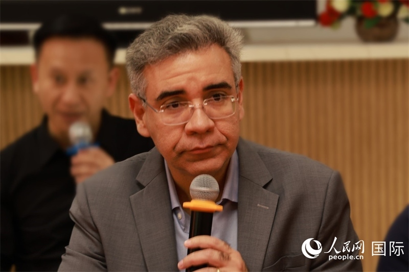 巴西弗魯米嫩塞聯(lián)邦大學(xué)教授、中國(guó)問(wèn)題專(zhuān)家埃萬(wàn)德羅·卡瓦略在座談會(huì)上致辭。人民網(wǎng)記者 陳海琪攝