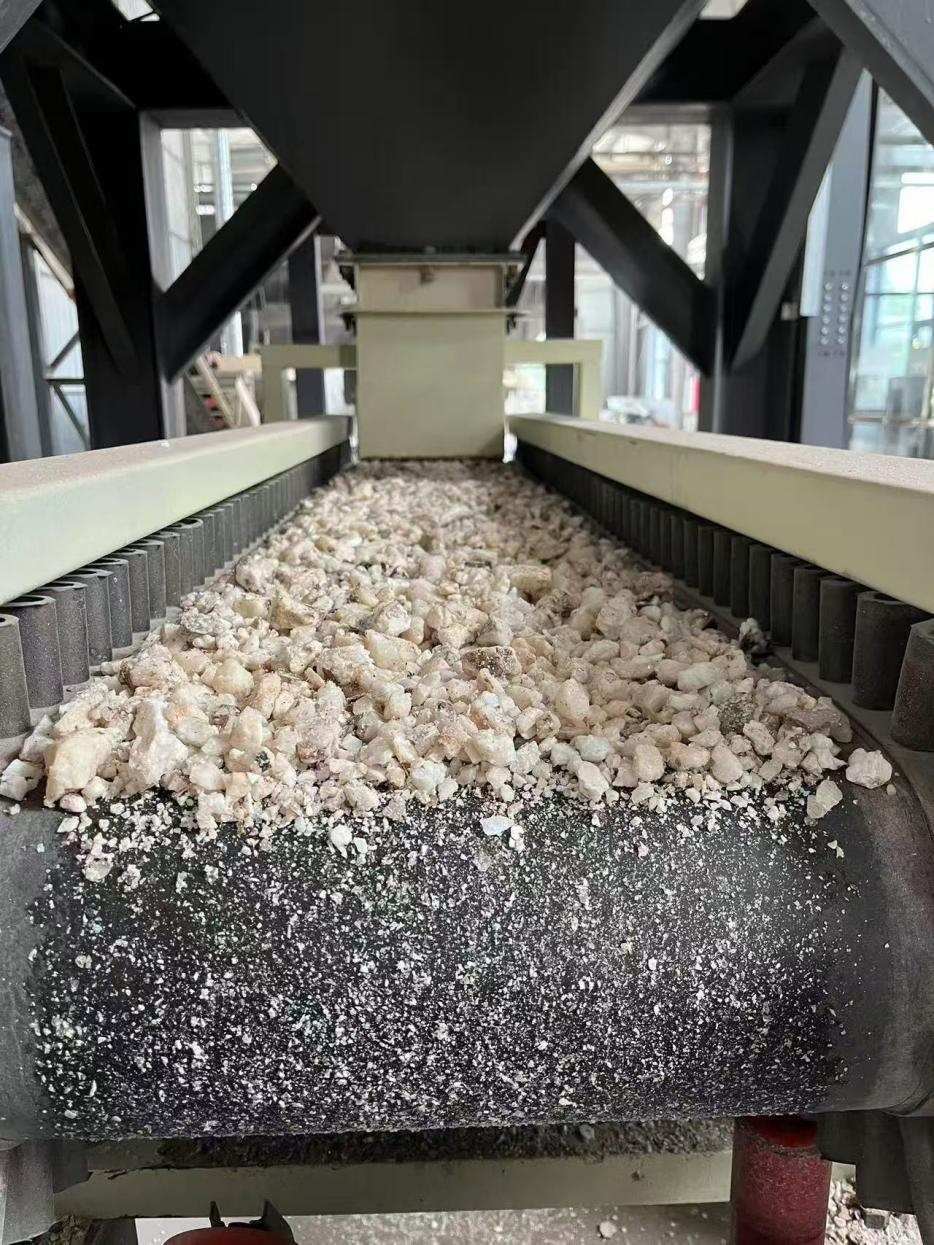 高純石英生產(chǎn)線。自然資源部供圖