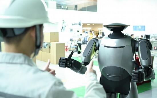 在廣汽研究院，人形機(jī)器人團(tuán)隊(duì)的周仁義在演示GoMate機(jī)器人互動功能（新華社記者 鄧華 攝）