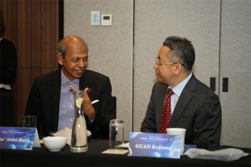 分享會(huì)現(xiàn)場(chǎng)，中方記者同與會(huì)代表進(jìn)行友好交流。林俊揚(yáng)攝