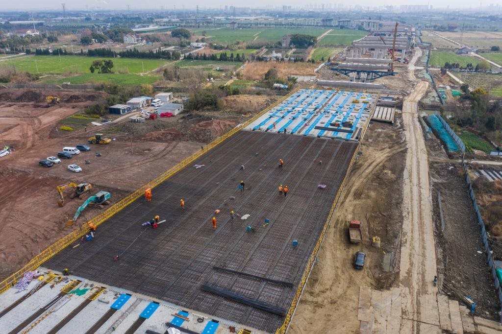 3月7日，在524國(guó)道秀洲王江涇至新塍公路工程TJ02標(biāo)段，作業(yè)人員正在進(jìn)行60米鋼混組合梁現(xiàn)澆橋面板鋼筋焊接及綁扎作業(yè)（無(wú)人機(jī)照片）。新華社記者 徐昱 攝