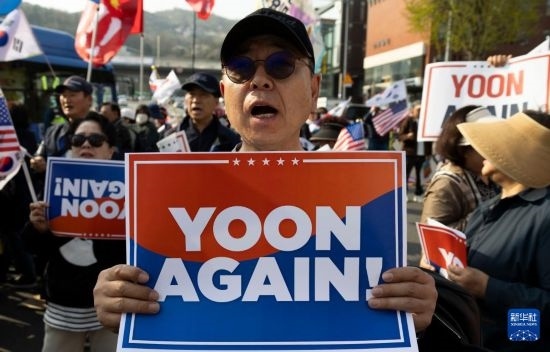 4月11日，在韓國首爾漢南洞官邸附近，支持者為韓國前總統(tǒng)尹錫悅送行。新華社發(fā)（全休相攝）