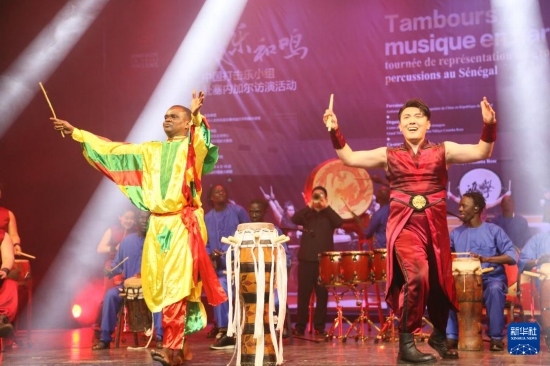 4月10日，在塞內(nèi)加爾首都達喀爾的國家大劇院，中央音樂學院進擊打擊樂團與塞內(nèi)加爾杜杜·恩迪亞耶·羅斯打擊樂團同臺演出。新華社記者 司源 攝
