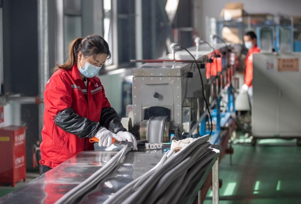 3月27日，在位于寧夏賀蘭工業(yè)園區(qū)的湯姆森電氣有限公司生產(chǎn)車間內(nèi)，工作人員制作硅膠絕緣護(hù)套。新華社記者 楊植森 攝