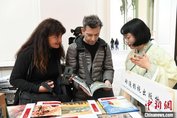 當(dāng)?shù)貢r間4月11日，2025年巴黎圖書節(jié)在巴黎大皇宮揭幕。中國出版代表團(tuán)攜千余種中國精品圖書亮相展會。 中新社記者 李洋 攝