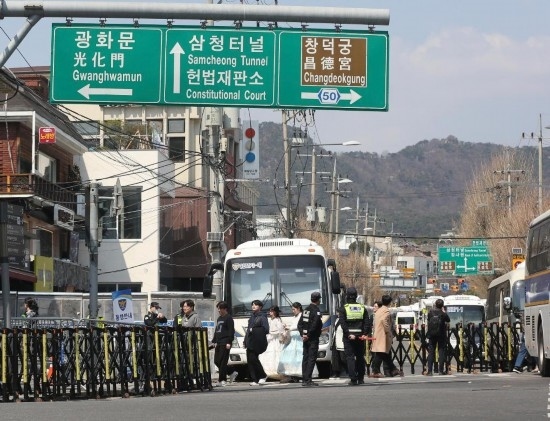  4月3日，在韓國首爾，警察在韓國憲法法院附近進(jìn)行交通管制。新華社記者姚琪琳攝