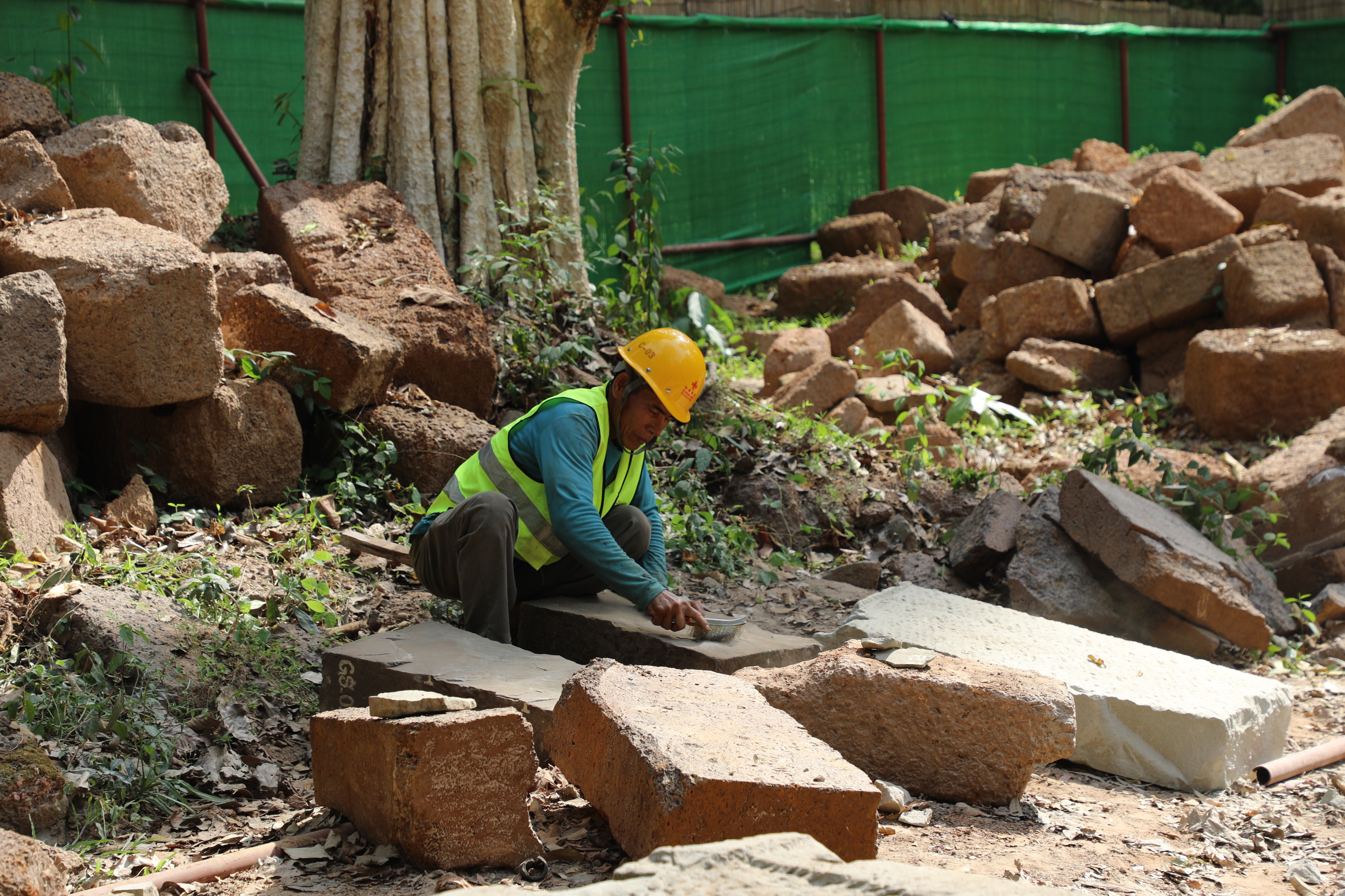 一名柬埔寨工人正在王宮遺址修復(fù)現(xiàn)場工作。（人民日報記者曹師韻 攝）