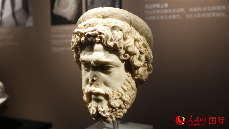 阿斯克勒庇俄斯大理石頭像。4月14日，來(lái)自希臘伊拉克利翁考古博物館的文物在故宮博物院展出。（人民網(wǎng) 張澤宇攝）