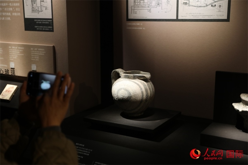 參觀者在拍攝。4月14日，來(lái)自希臘伊拉克利翁考古博物館的文物在故宮博物院展出。（人民網(wǎng) 張澤宇攝）