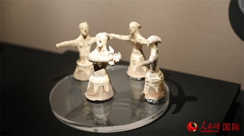 舞蹈者與音樂(lè)家雕塑群像。4月14日，來(lái)自希臘伊拉克利翁考古博物館的文物在故宮博物院展出。（人民網(wǎng) 張澤宇攝）