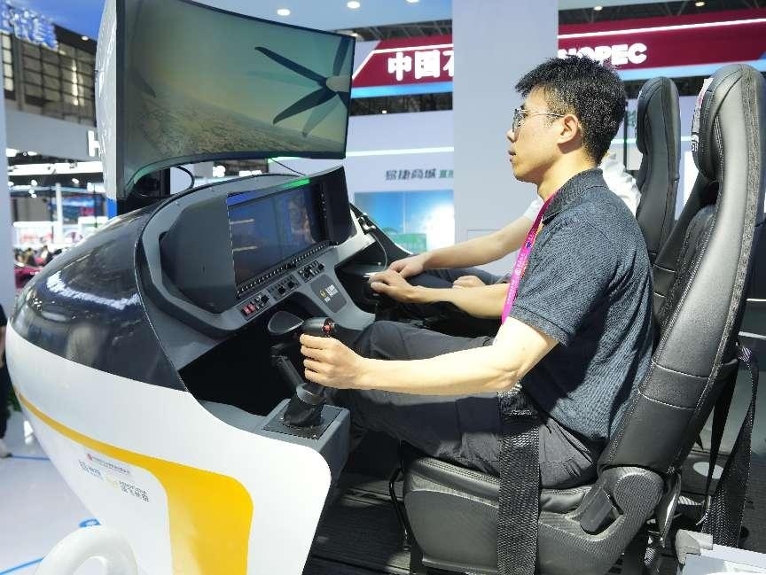 記者體驗(yàn)低空經(jīng)濟(jì)的應(yīng)用消費(fèi)場(chǎng)景。人民網(wǎng)記者 張力洋攝