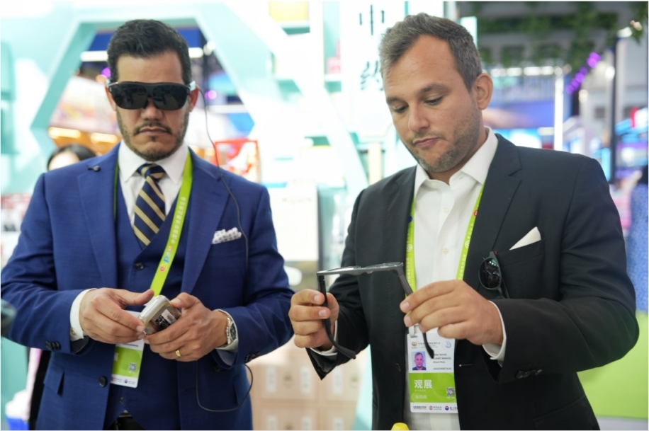 觀展嘉賓體驗(yàn)科技消費(fèi)新產(chǎn)品。中國國際消費(fèi)品博覽會(huì)組委會(huì)網(wǎng)上新聞中心供圖