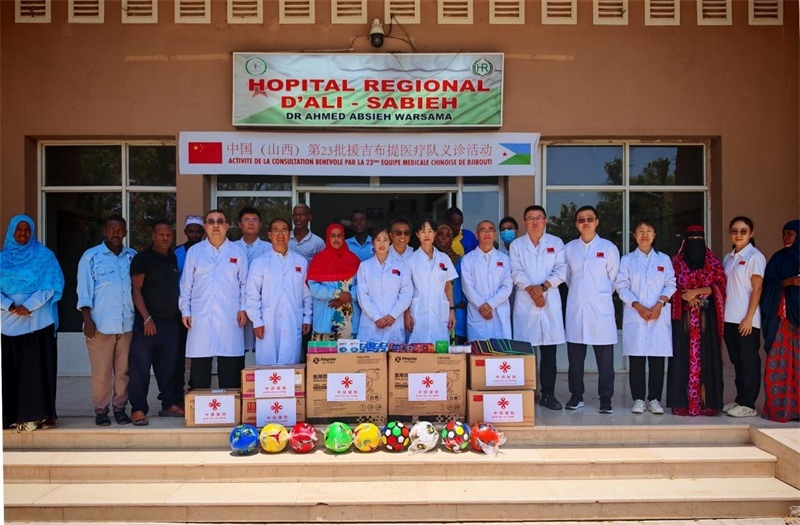 中國（山西）第23批援吉布提醫(yī)療隊(duì)在當(dāng)?shù)亻_展義診，并捐贈一批急需藥品。中國（山西）第23批援吉布提醫(yī)療隊(duì)供圖