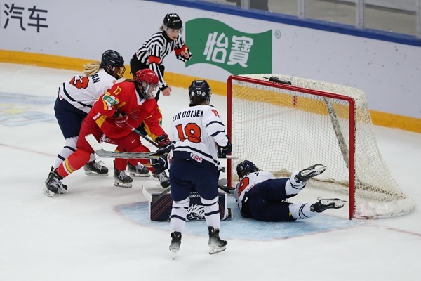 中國隊球員曲樂(左二)破門得分。圖片來源：中國冰球協(xié)會 此役中國隊首發(fā)陣容是詹佳慧、于柏巍、孔明會、趙啟男、曲樂、方新。比賽進(jìn)行至2分43秒，荷蘭隊率先取得進(jìn)球，1:0領(lǐng)先。失球后的中國隊打得更加積極主動，多次獲得射門機會，但可惜沒有破門得分。 第二節(jié)39分34秒，中國隊曲樂在王佳欣和孔明會的助攻下破門，將比分扳平，這也是中國隊在本屆賽事中取得的首個進(jìn)球。 末節(jié)43分42秒，荷蘭隊球員勾人犯規(guī)，被判罰任意球。中國隊張夢瑩執(zhí)行并打進(jìn)，2:1反超比分。最后階段，荷蘭隊撤下守門員，場上6人進(jìn)攻但未能進(jìn)球。最終，中國隊以2:1逆轉(zhuǎn)戰(zhàn)勝對手，取得本屆世錦賽首場勝利。 在昨日進(jìn)行的另外兩場比賽中，奧地利隊3:2力克斯洛伐克隊，法國隊2:1戰(zhàn)勝丹麥隊。三輪比賽過后，奧地利隊三戰(zhàn)全勝領(lǐng)跑積分榜，斯洛伐克隊和法國隊2勝1負(fù)分列二、三位，丹麥隊和中國隊1勝2負(fù)排在四至五位，荷蘭隊三戰(zhàn)皆負(fù)積分墊底。