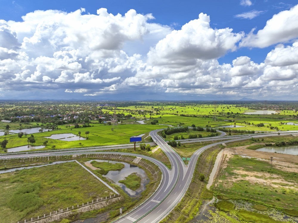 2024年9月25日在柬埔寨磅士卑省拍攝的金港高速公路（無人機(jī)照片）。連接柬埔寨首都金邊和最大深水海港西哈努克港的金港高速公路，是中柬共建“一帶一路”標(biāo)志性項目。