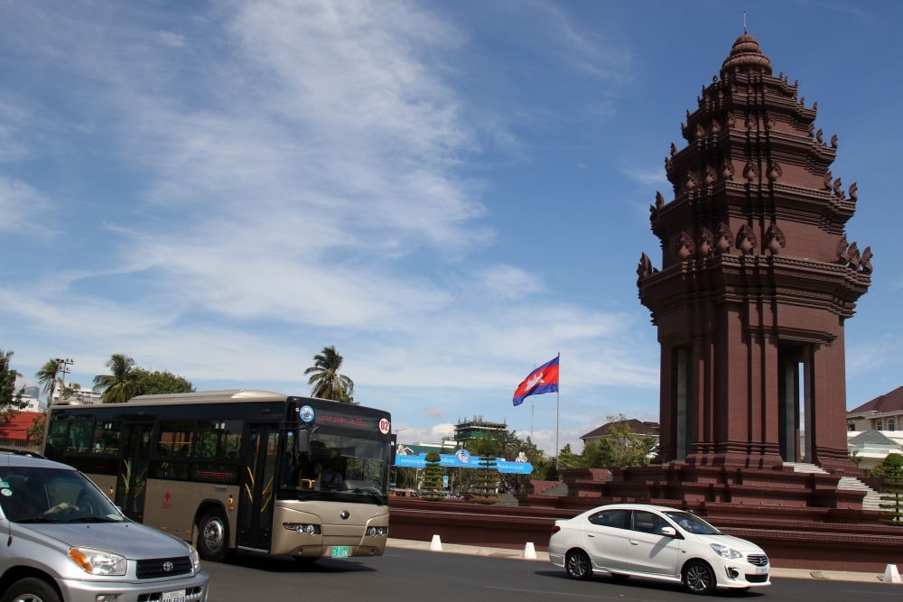2018年1月5日，在柬埔寨金邊，一輛中國援助的“宇通”公交車經(jīng)過獨(dú)立紀(jì)念碑。