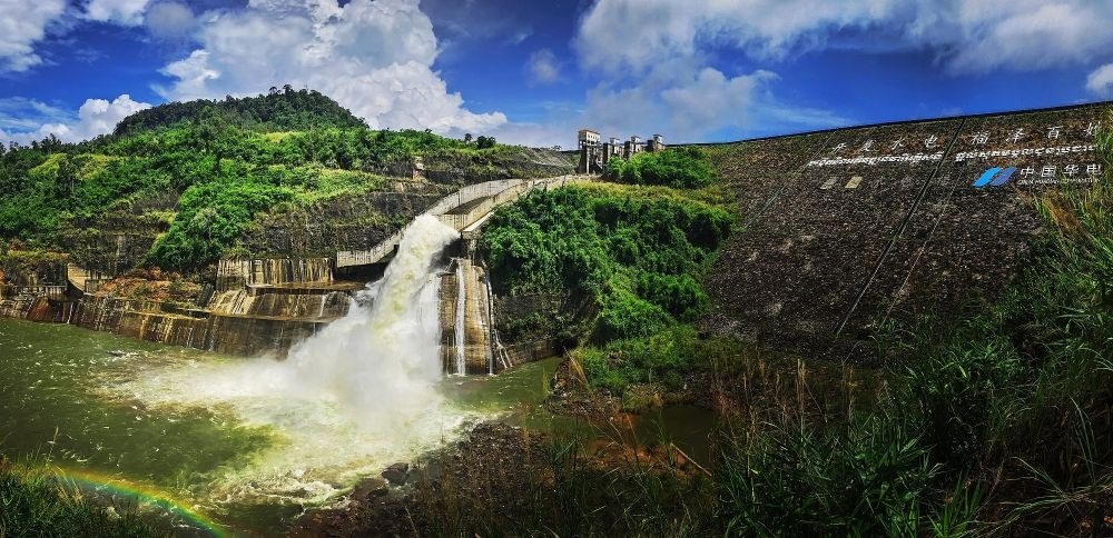 2018年6月22日在柬埔寨戈公省拍攝的中國援柬額勒賽水電站上大壩。