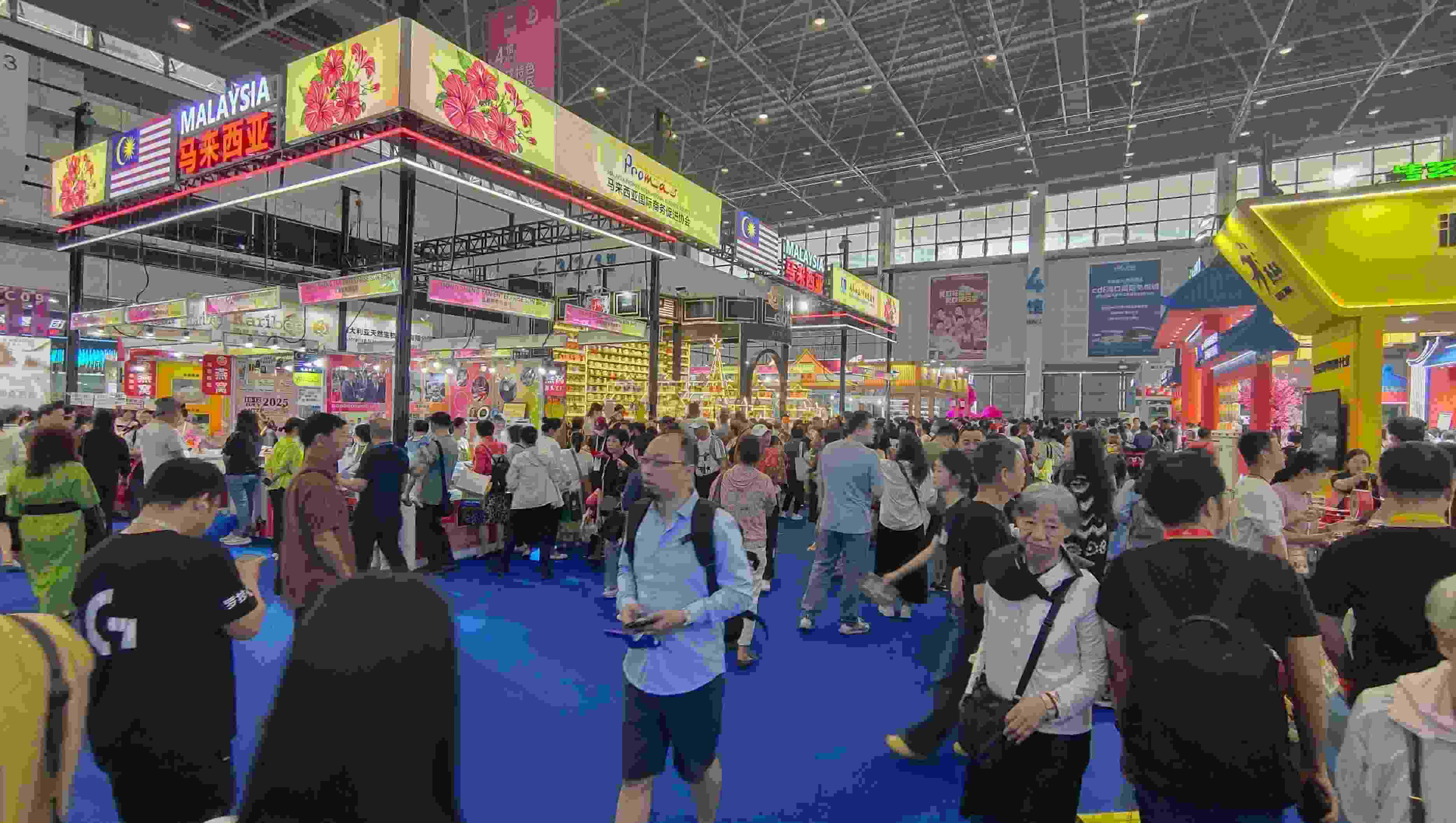 消博會迎來公眾開放日，眾多市民、客商來到展館參觀、購物。人民網(wǎng)記者 李彤?dāng)z