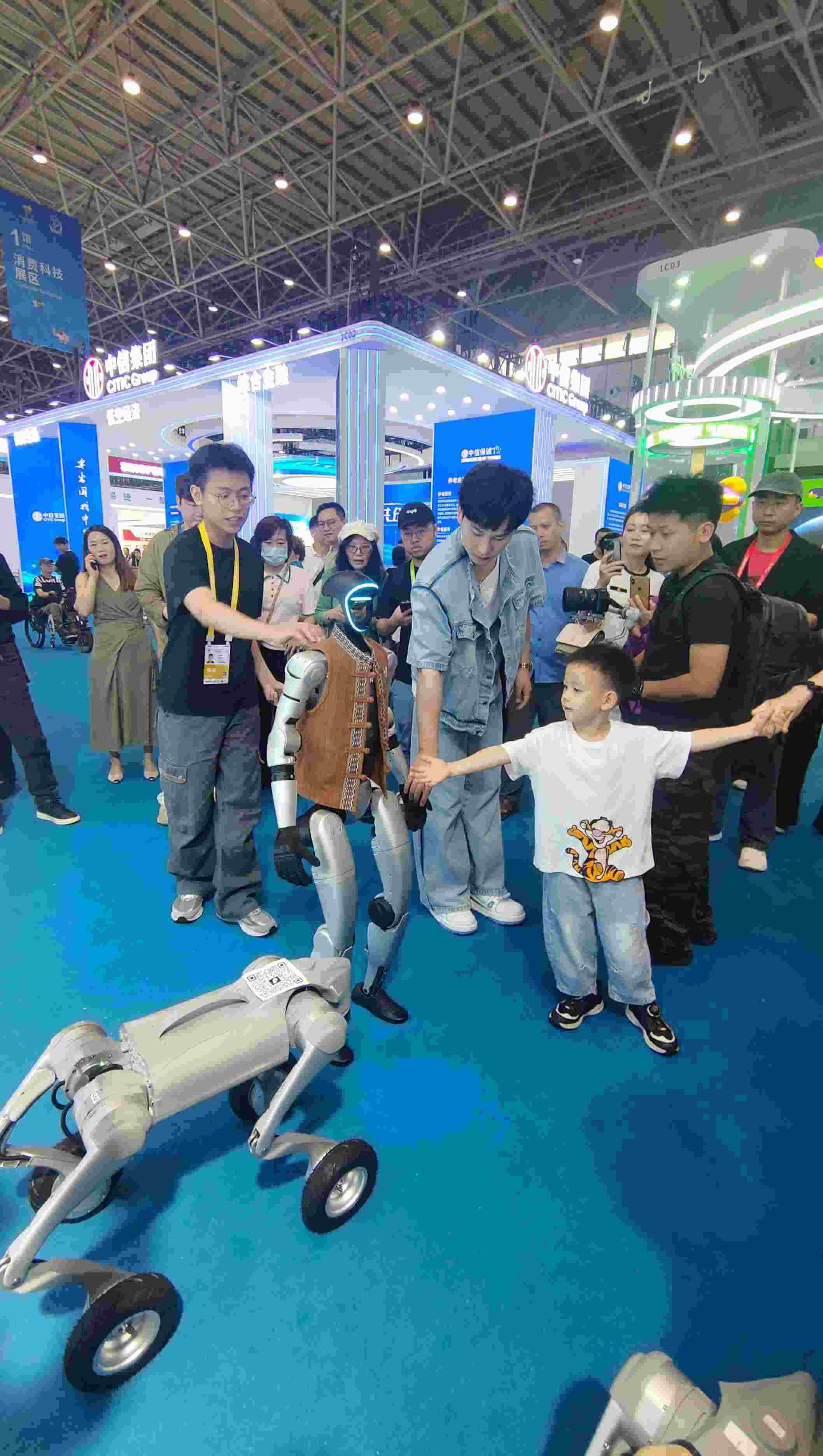 消博會現(xiàn)場，機(jī)器人等科技消費(fèi)產(chǎn)品吸引觀展者駐足。人民網(wǎng)記者 李彤?dāng)z