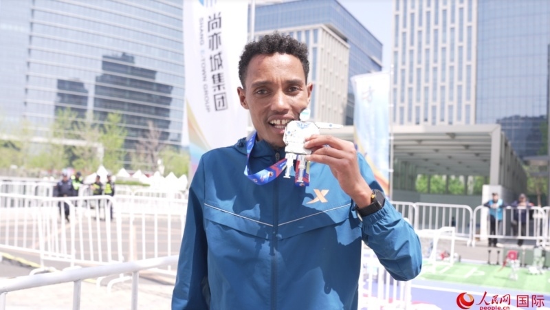 埃塞俄比亞選手圖魯·亞雷德·德梅克獲得本次大賽男子組亞軍。人民網(wǎng)記者 袁蒙攝