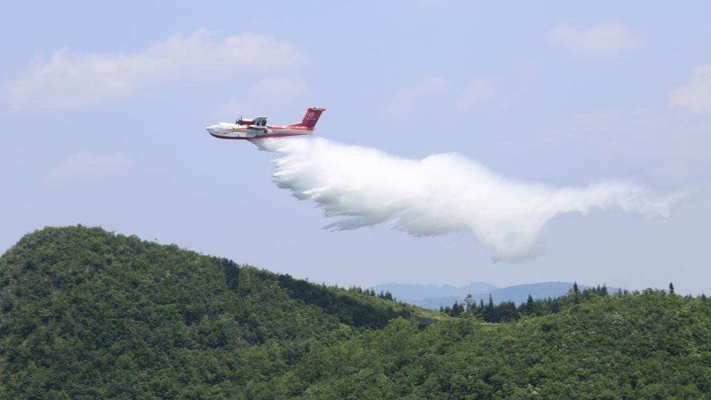 AG600飛機(jī)在四川西昌開展典型滅火場景驗證試飛科目（2023年6月攝）。新華社發(fā)（中國航空工業(yè)集團(tuán)供圖）