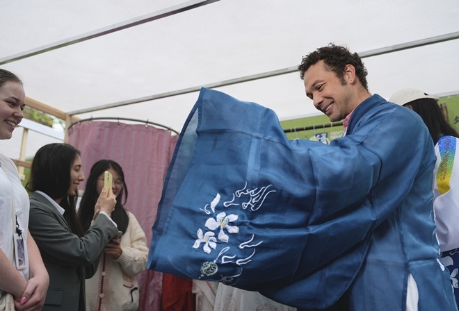 外國(guó)青年試穿漢服。中外語(yǔ)言交流合作中心供圖