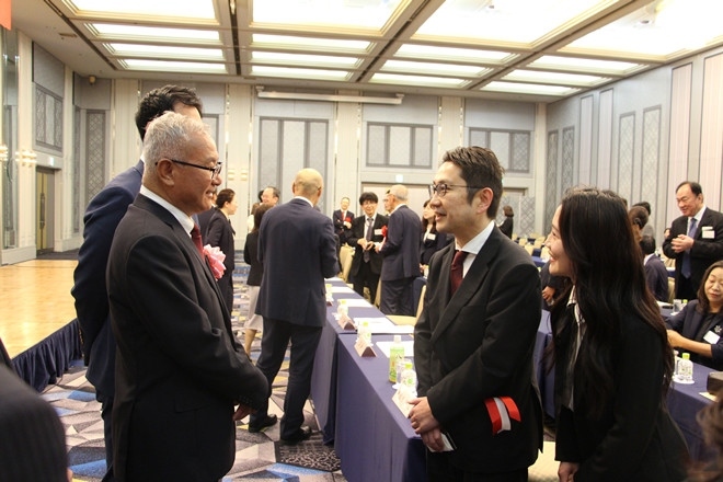 與會嘉賓熱切交流。中國駐福岡總領(lǐng)館供圖