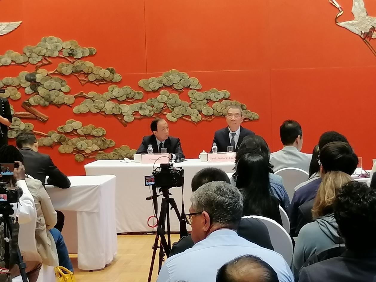 圖為21日舉行的“臨甲7號沙龍”，林毅夫（右一）在回答中外媒體記者的提問。 人民網(wǎng)記者 李瀟攝