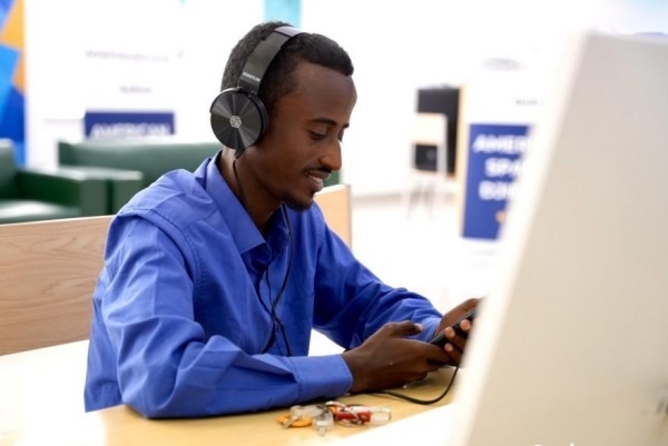 在明亮現(xiàn)代的信息技術(shù)閱覽室，當(dāng)?shù)刈x者正在沉浸式學(xué)習(xí)，塔里克·易卜拉欣攝