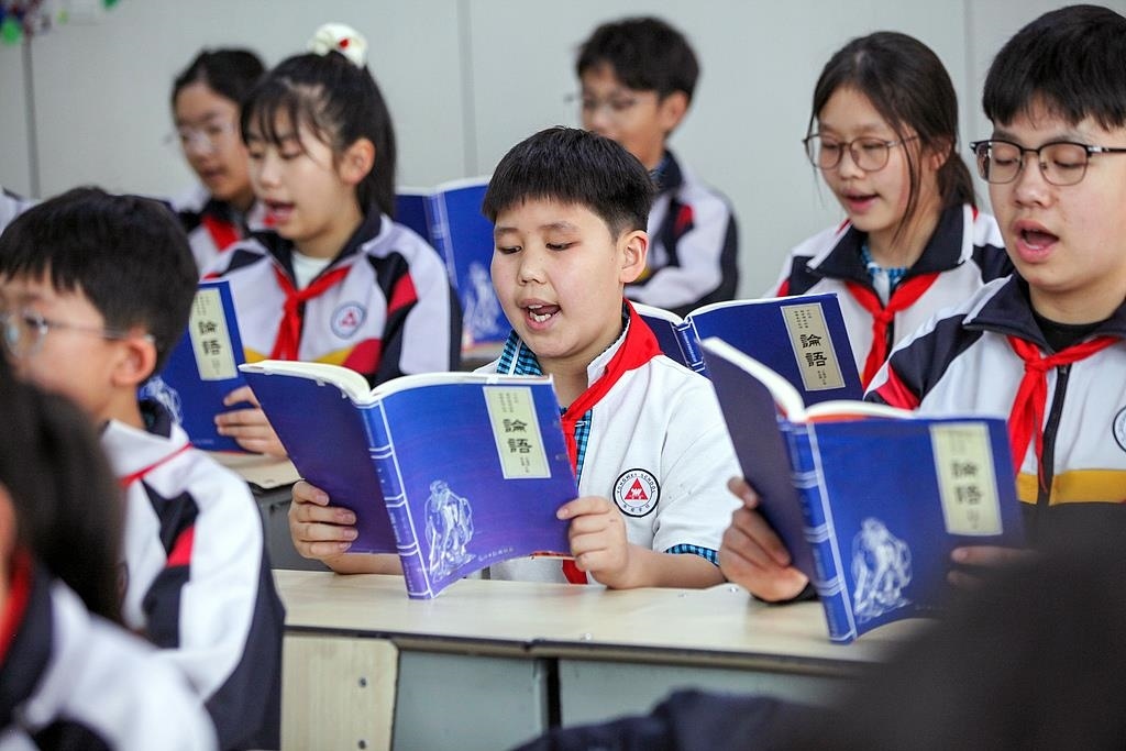 △2025年4月21日，河南焦作，學(xué)生們在誦讀《論語》。