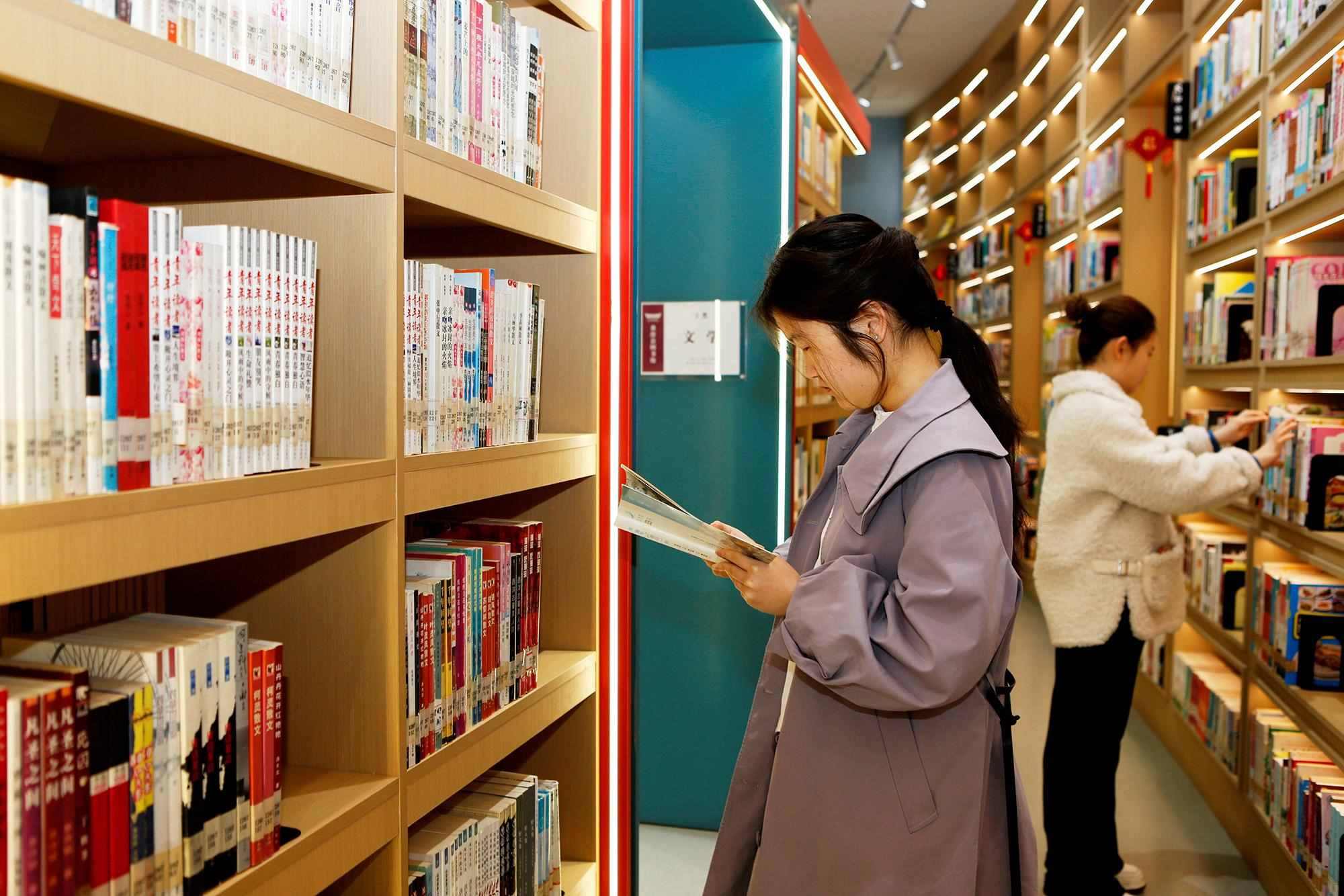 △2025年3月29日，讀者在山西臨汾市襄汾縣圖書館閱讀。