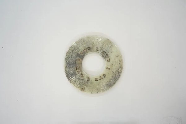 武王墩一號(hào)墓出土的鏤孔玉璧。全國十大考古新發(fā)現(xiàn)活動(dòng)辦公室供圖